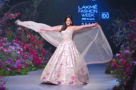 Неделя моды в Мумбаи: на подиум вышли болливудские звёзды