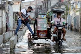 «Водные» мототакси перевозят филиппинцев во время наводнения