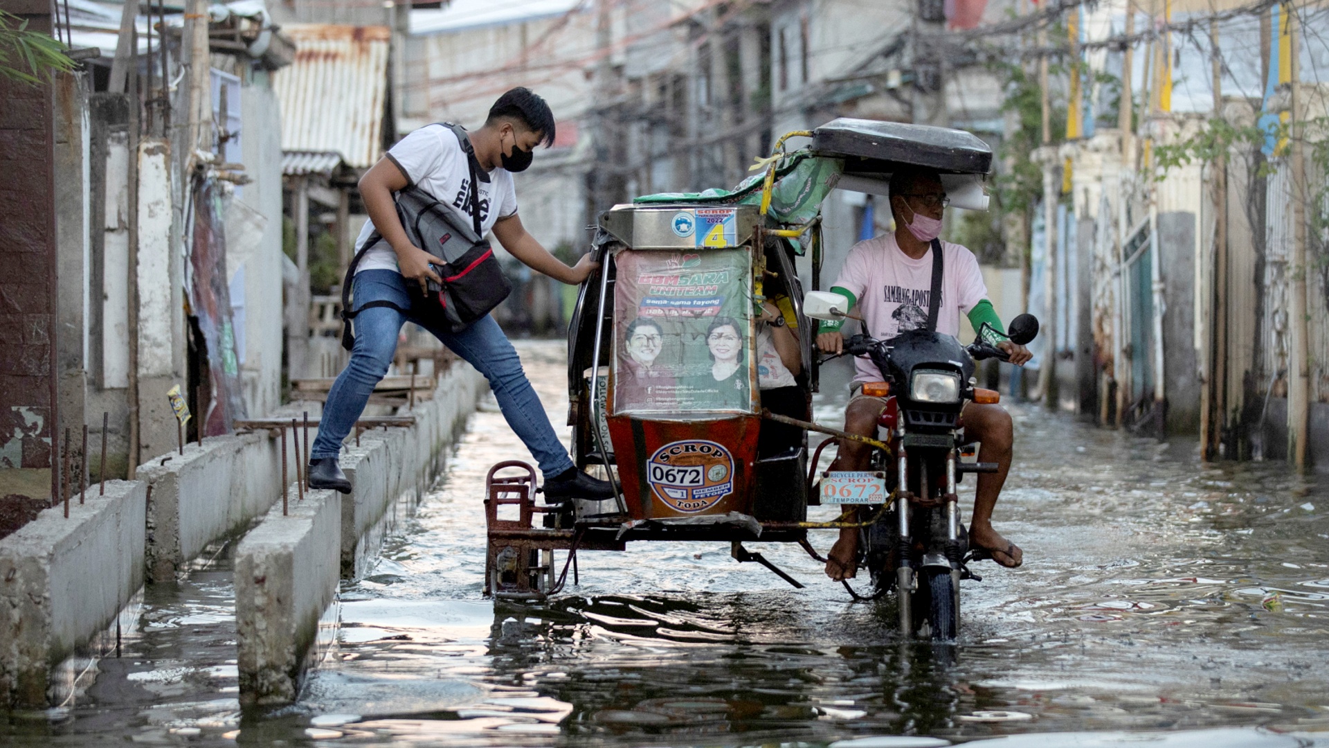 «Водные» мототакси перевозят филиппинцев во время наводнения