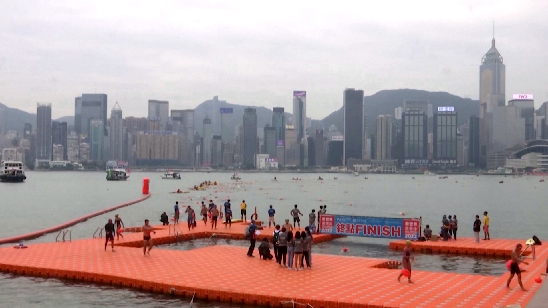 Гонконгские спортсмены переплыли бухту Виктория