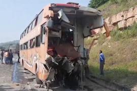 Автобус врезался в грузовик: смертоносное ДТП в Индии