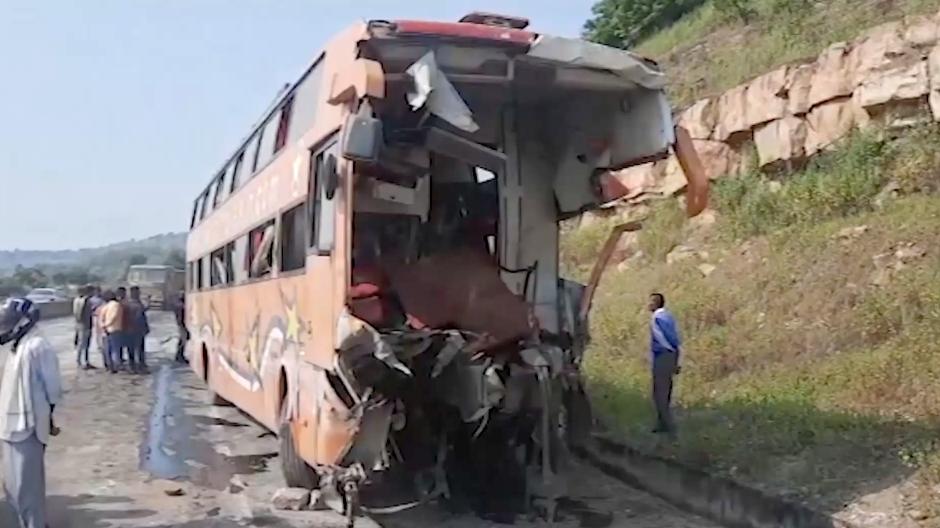 Автобус врезался в грузовик: смертоносное ДТП в Индии