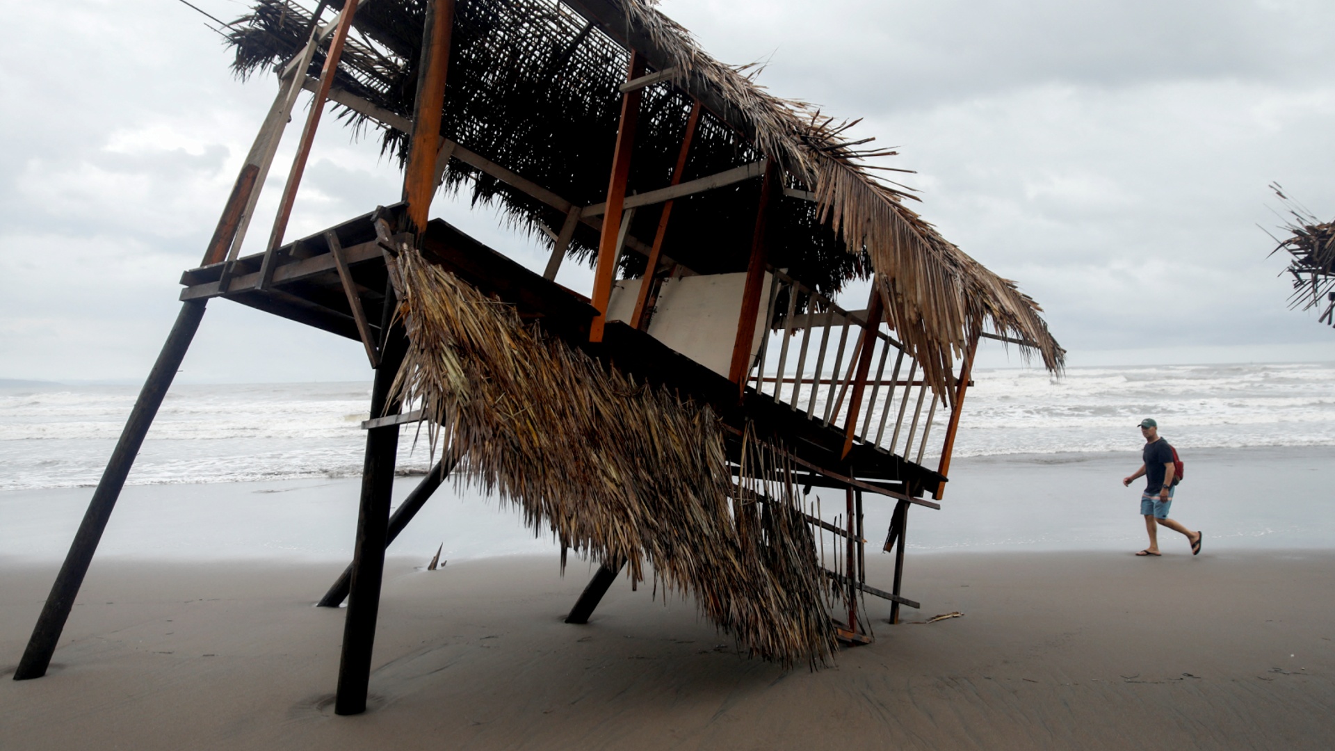 Ураган «Рослин» оставил разрушения на пляжах в Мексике