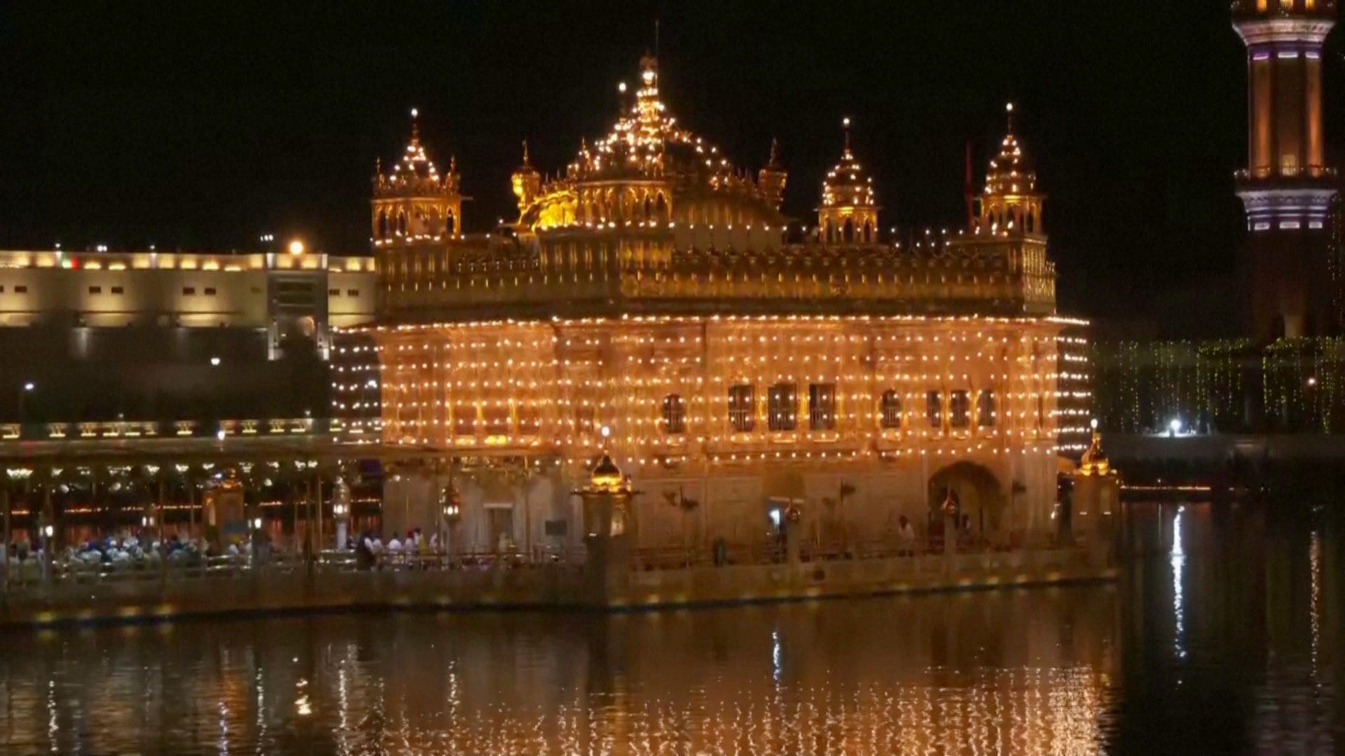 Огни и фейерверки: индийцы празднуют Дивали – индуистский Новый год