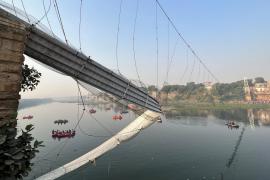 Пешеходный мост рухнул в Индии: погибших уже 132