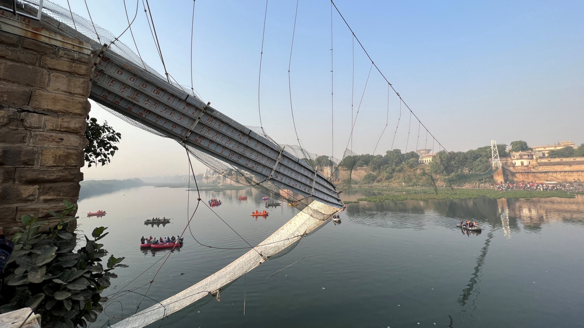 Пешеходный мост рухнул в Индии: погибших уже 132