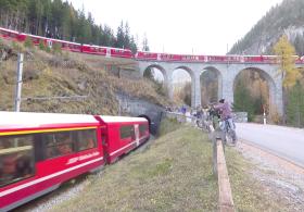 Самый длинный в мире пассажирский поезд пустили на один день в Швейцарии
