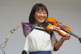 Японка без руки играет на скрипке