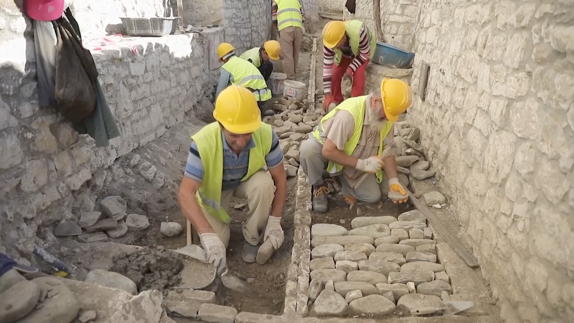В Албании реставрируют древние мощёные улицы Берата