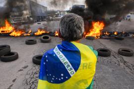Протест в поддержку Болсонару: дальнобойщиков в Бразилии разгоняла полиция