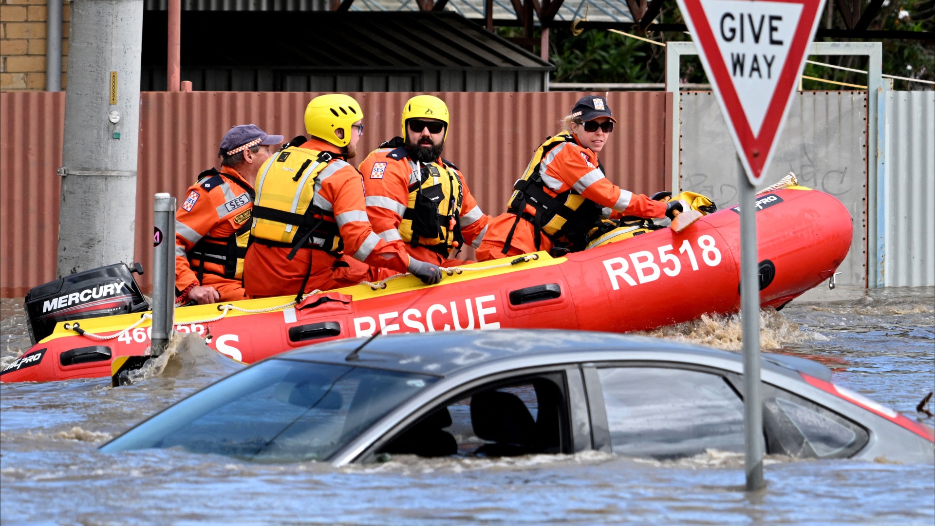 Мешки с песком и эвакуация: наводнение в Австралии продолжается второй месяц