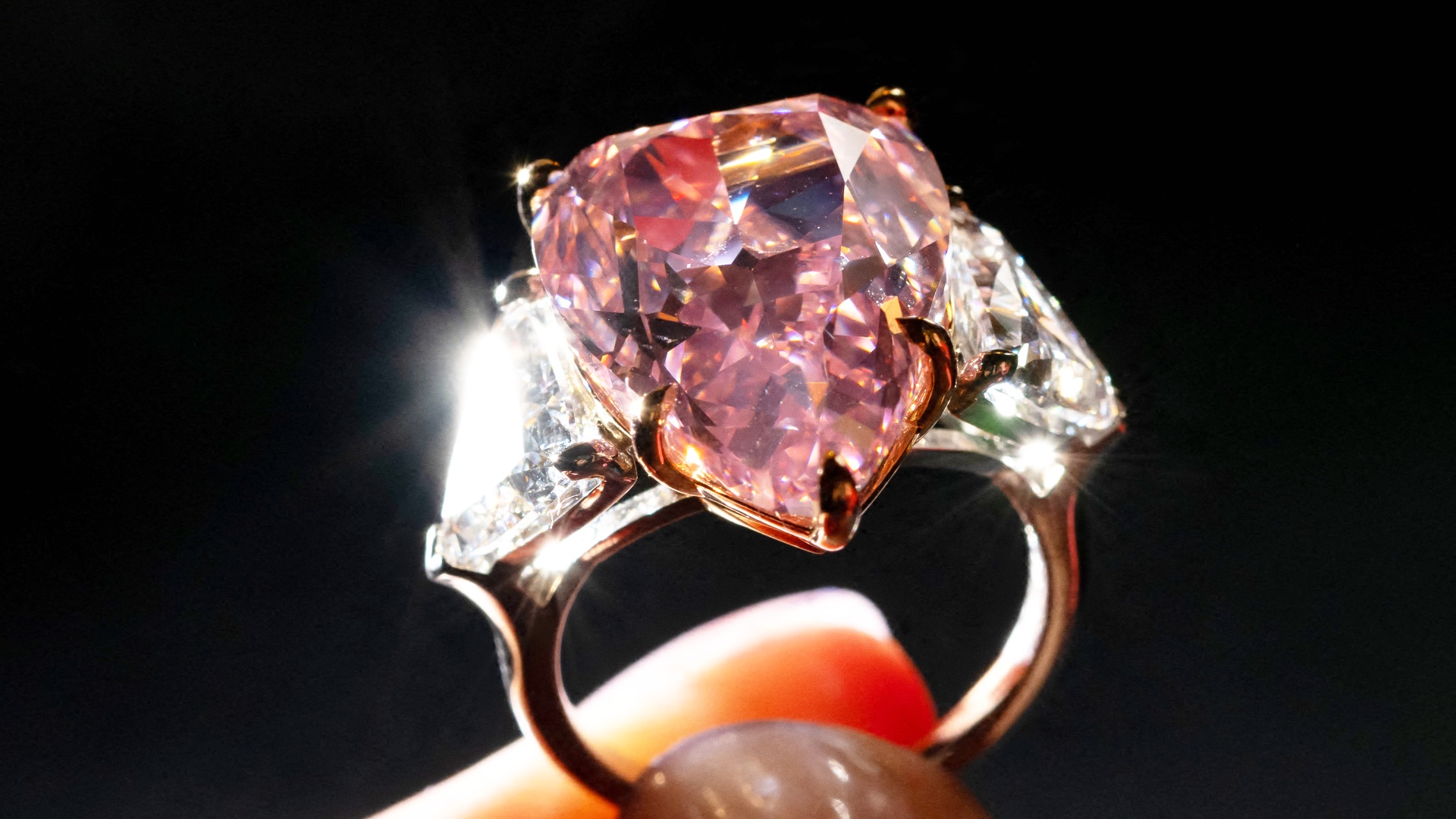 $35 млн за ярко-розовый бриллиант рассчитывают выручить на аукционе Christie’s