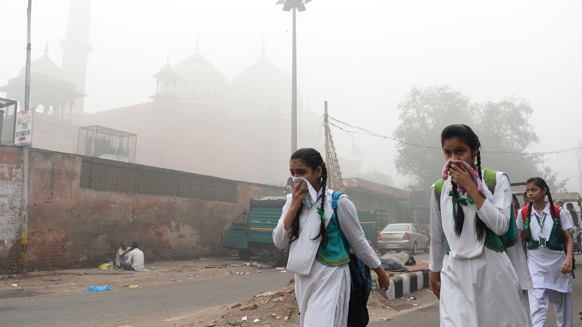 Нечем дышать: в столице Индии призывают закрыть школы