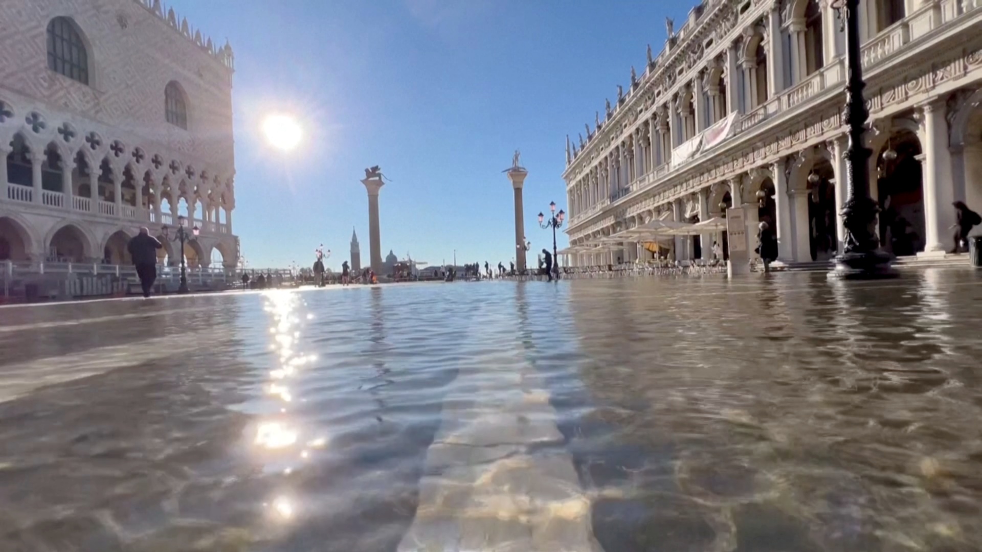 Высокая вода снова пришла в Венецию