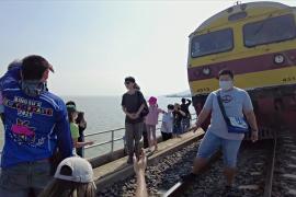 «Плавучий поезд» привлекает сотни пассажиров в тайскую провинцию Лопбури