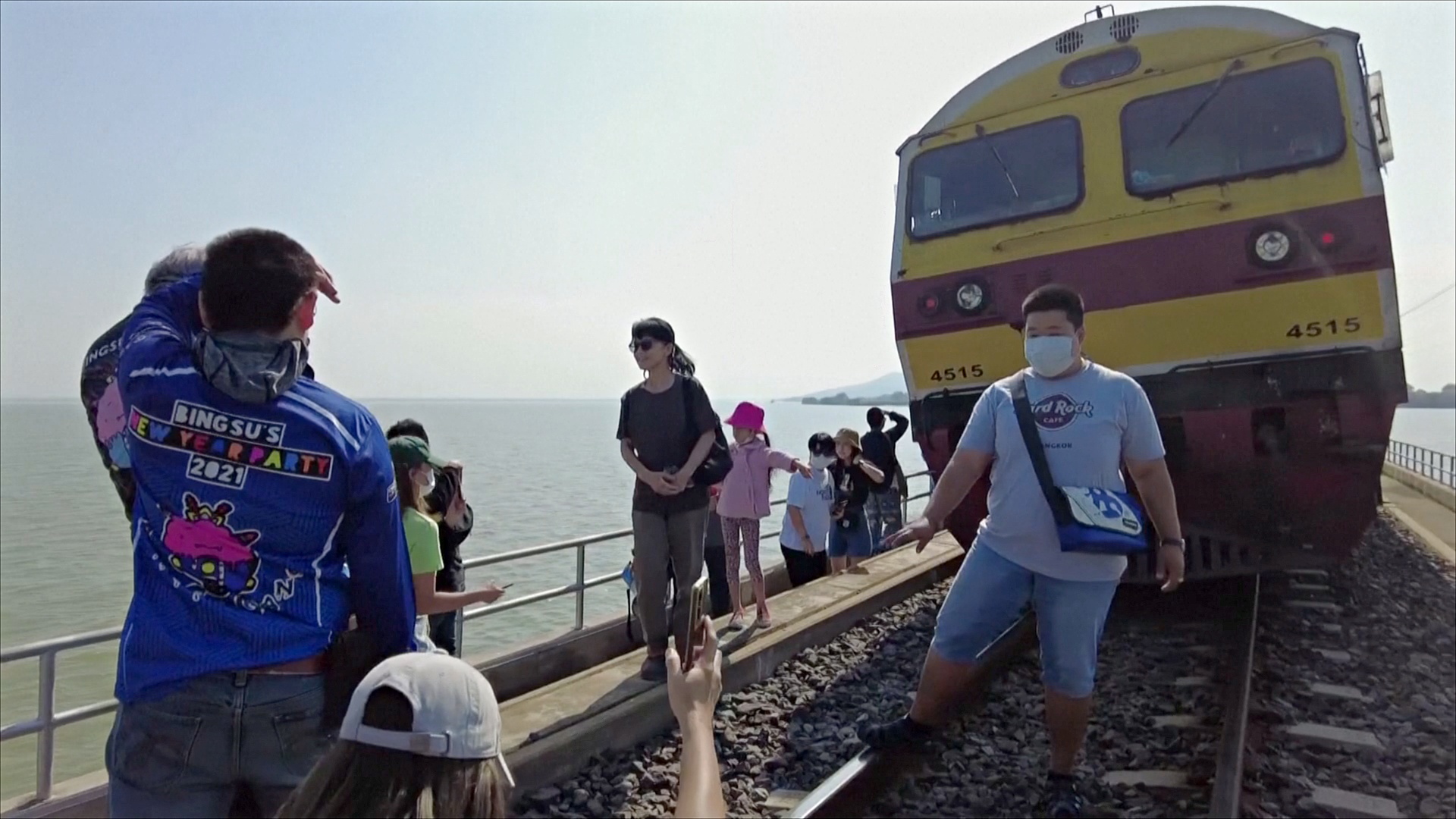 «Плавучий поезд» привлекает сотни пассажиров в тайскую провинцию Лопбури