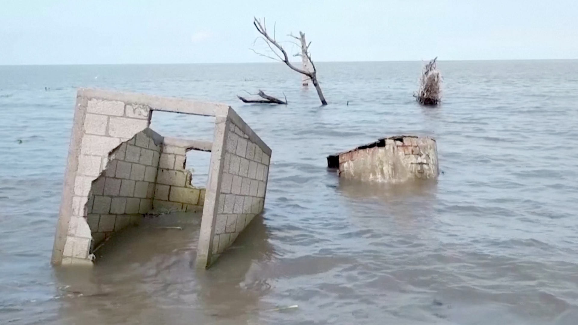 «Всё потеряно»: посёлок на побережье Мексики уходит под воду