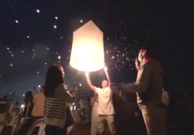 Огни на воде и в небе: два праздника слились в один в Таиланде