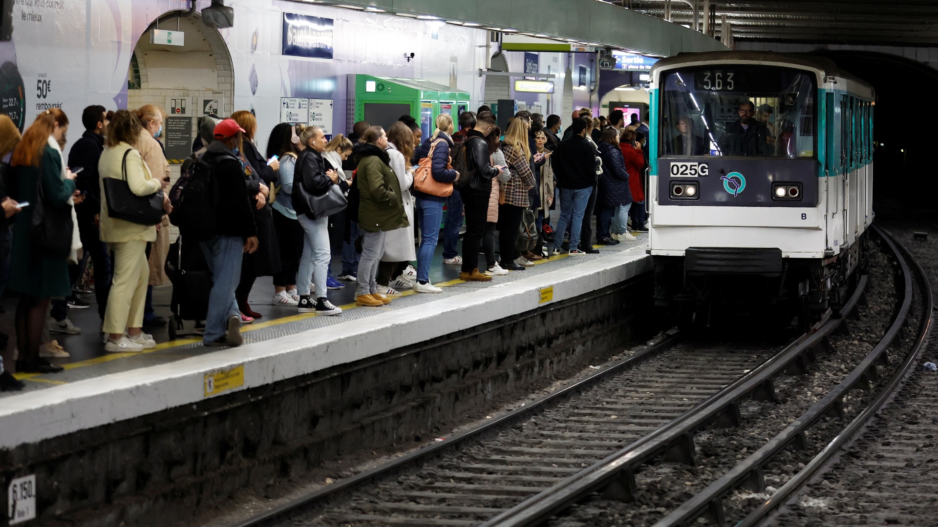 В Париже из-за забастовки парализовало работу метро