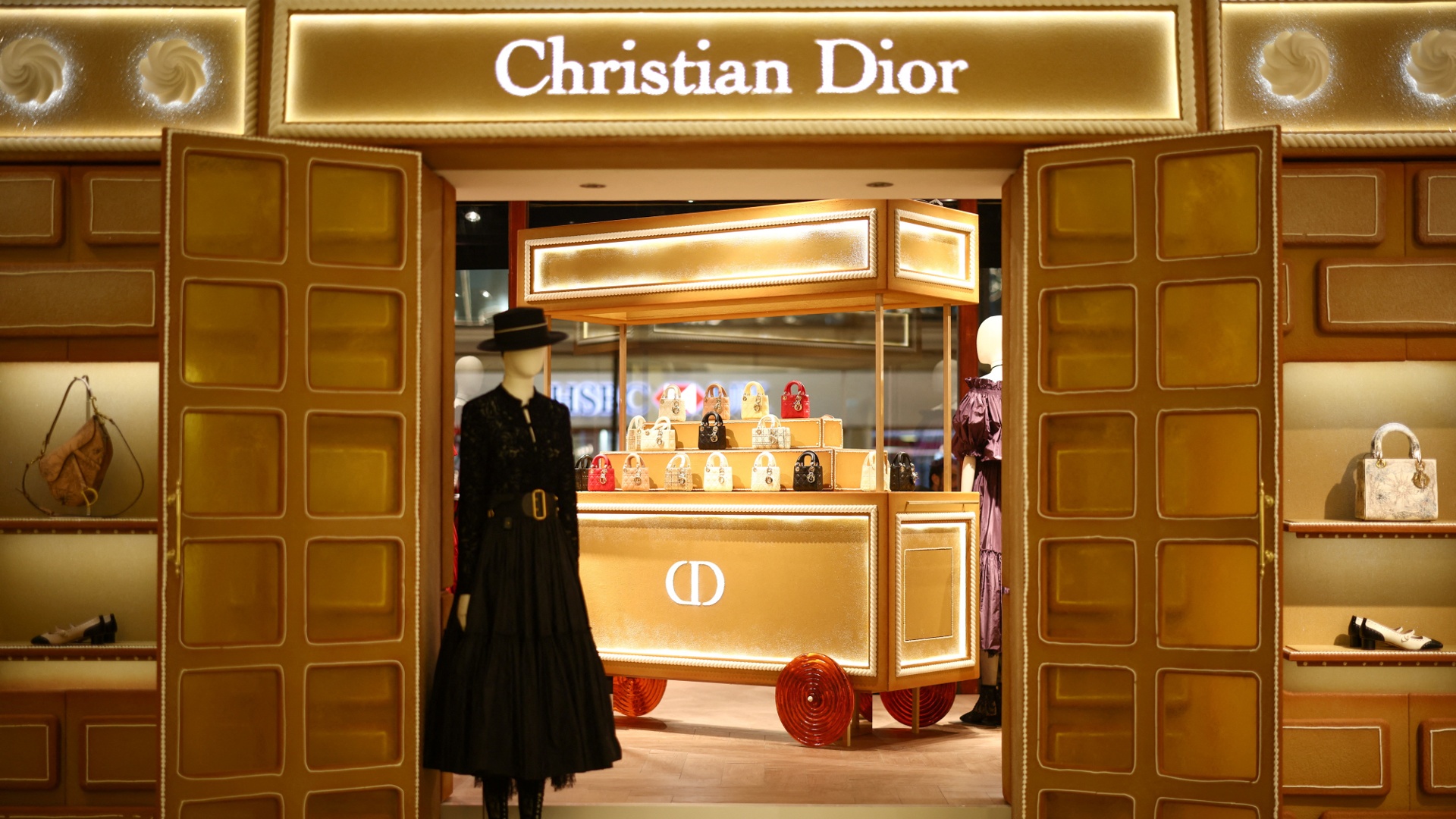 Dior превратил универмаг Harrods в Лондоне в сверкающий пряничный домик