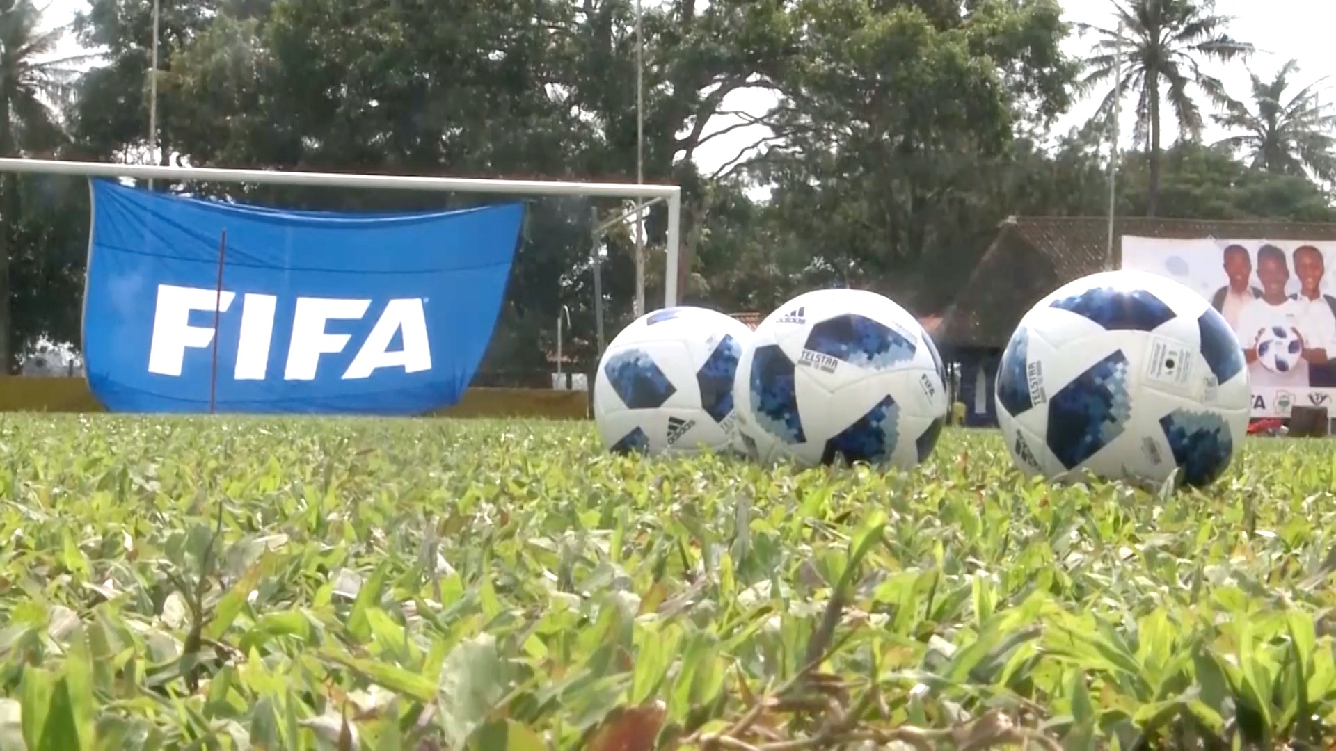 ФИФА подарит школам 11 млн футбольных мячей