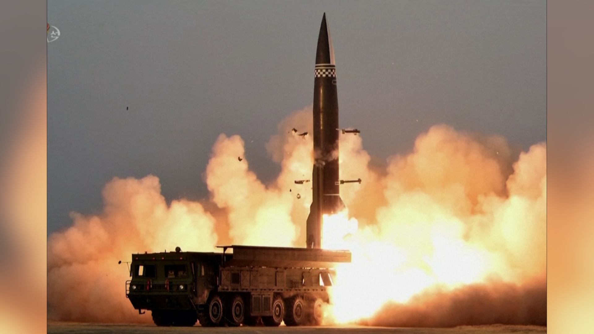КНДР после угроз в адрес США снова запустила баллистическую ракету