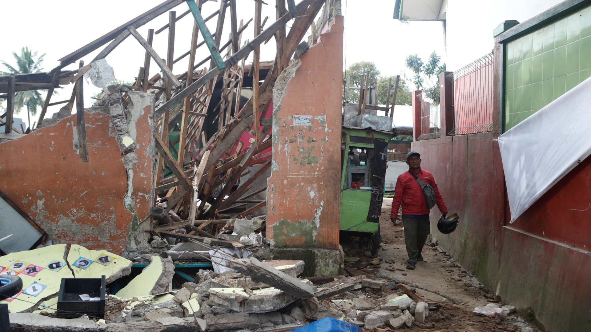 В Индонезии разбирают завалы после землетрясения