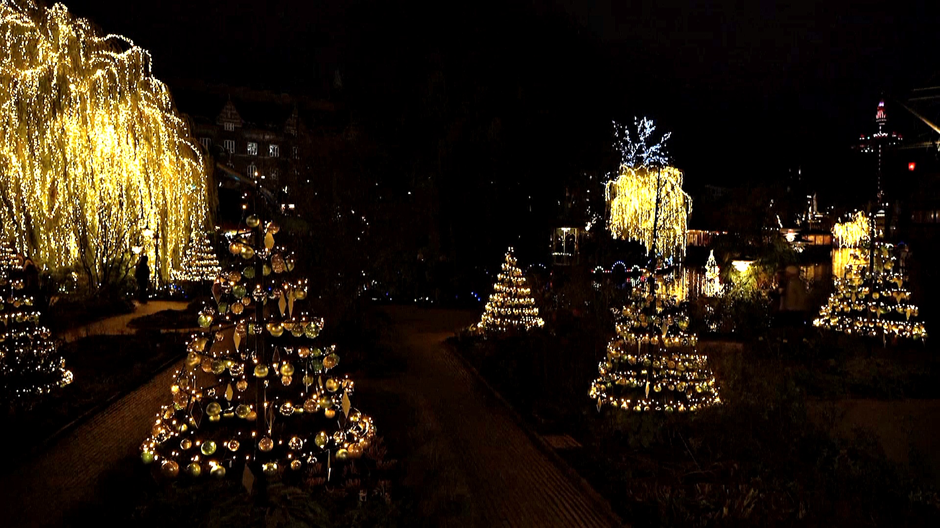 Датский парк Тиволи зажёг экономную иллюминацию перед Рождеством