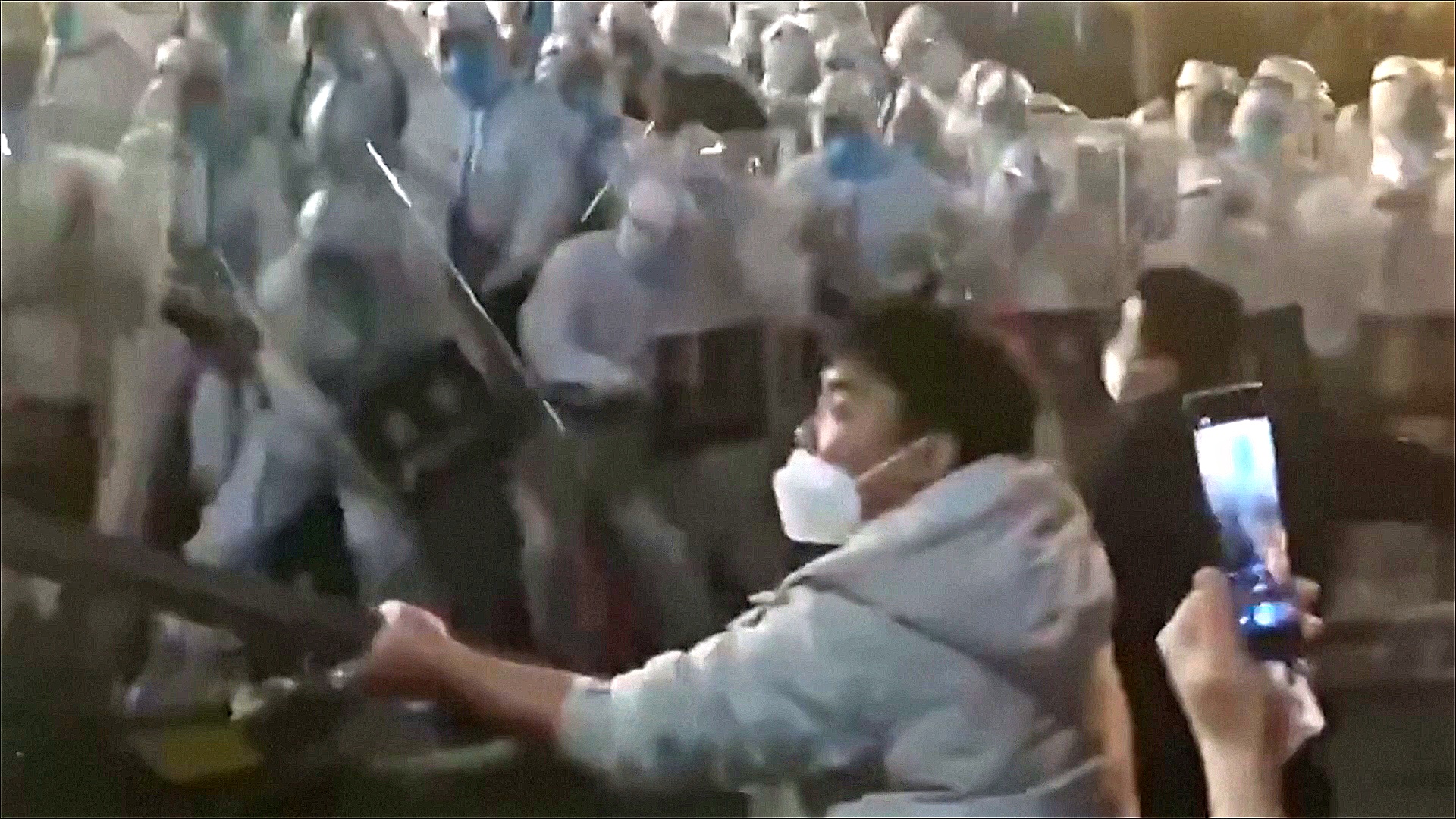 Сотни рабочих завода Foxconn в Китае вступили в стычки с людьми в защитных костюмах