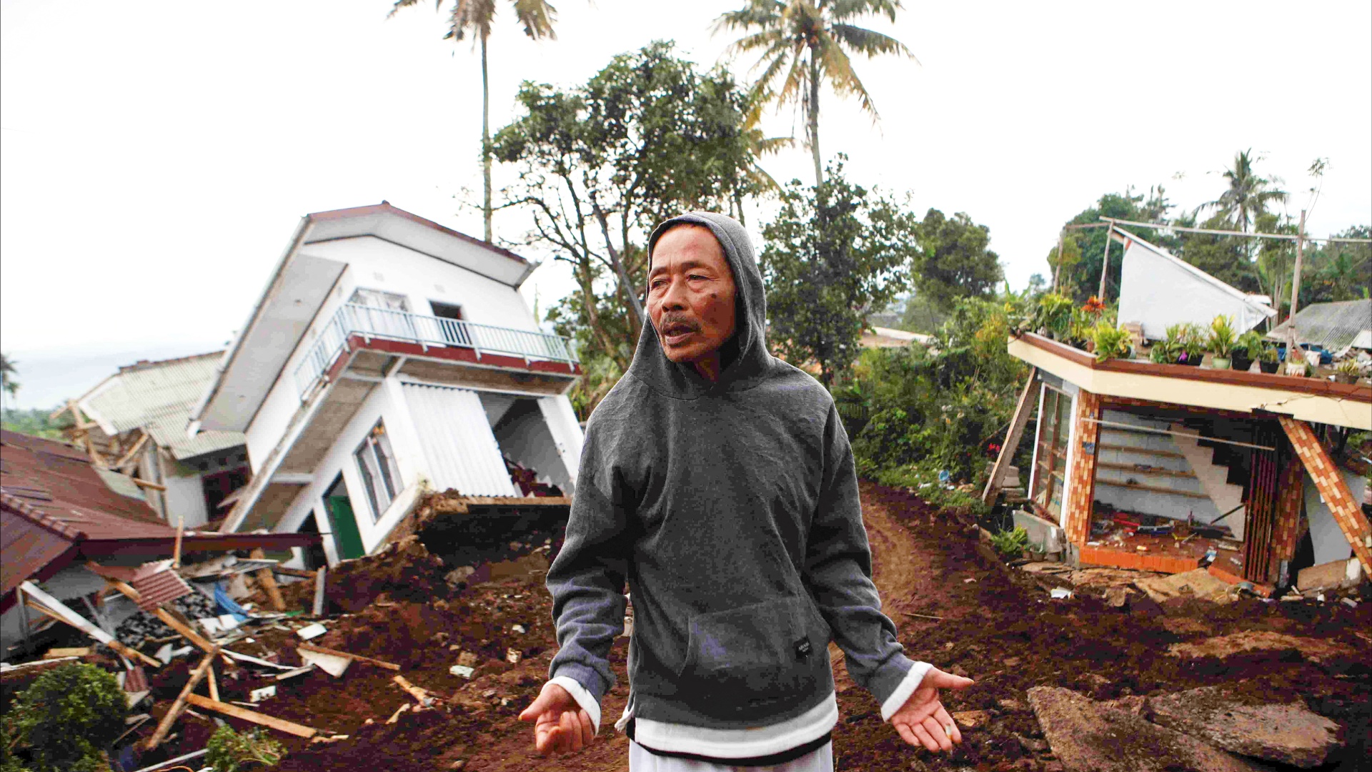 Индонезийцы ждут помощи от властей после землетрясения