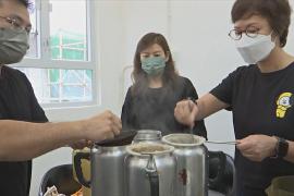 Гонконгские эмигранты учатся делать традиционный чай с молоком