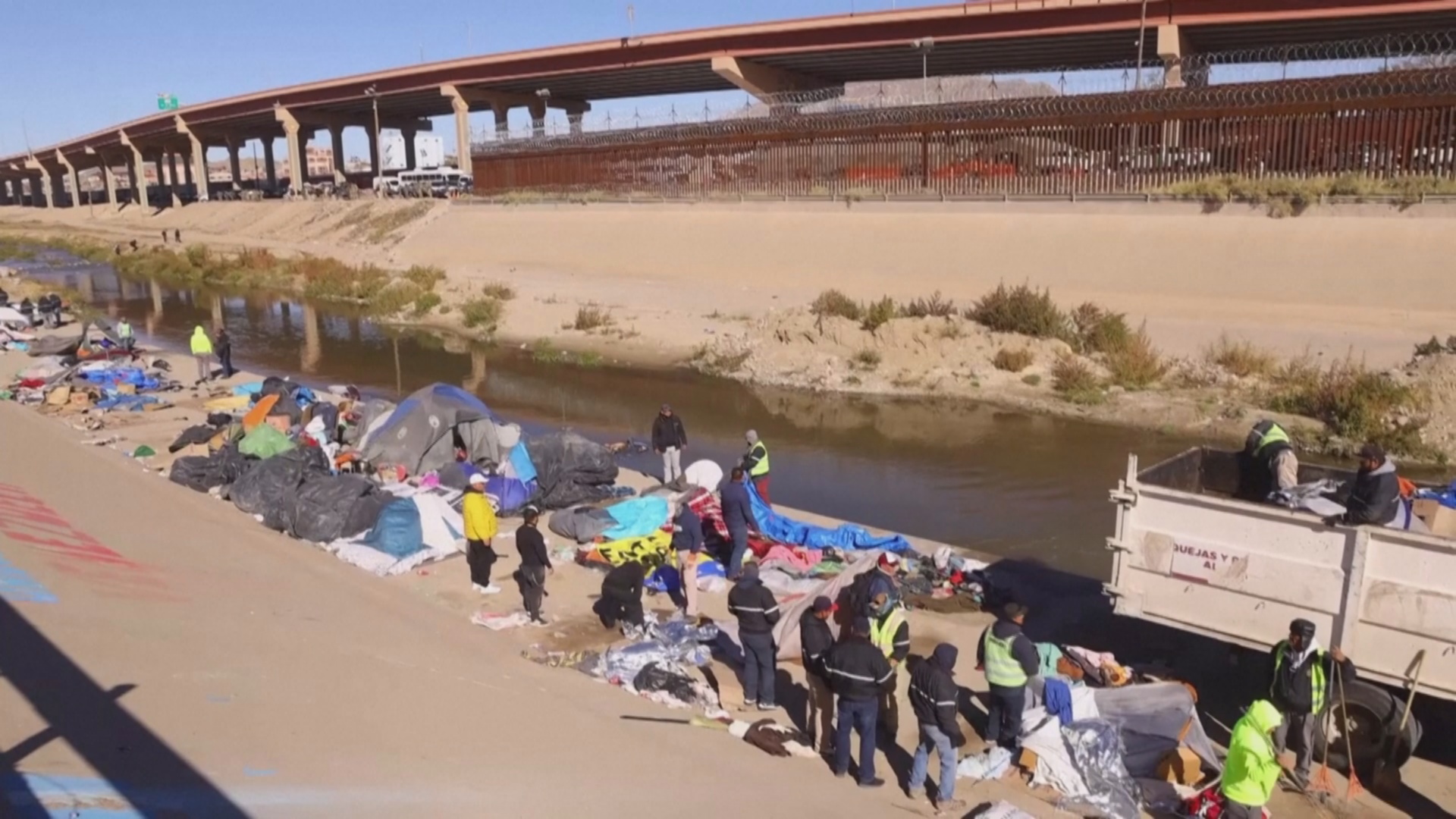 Стихийные лагеря мигрантов в Мексике на границе с США продолжают разбирать