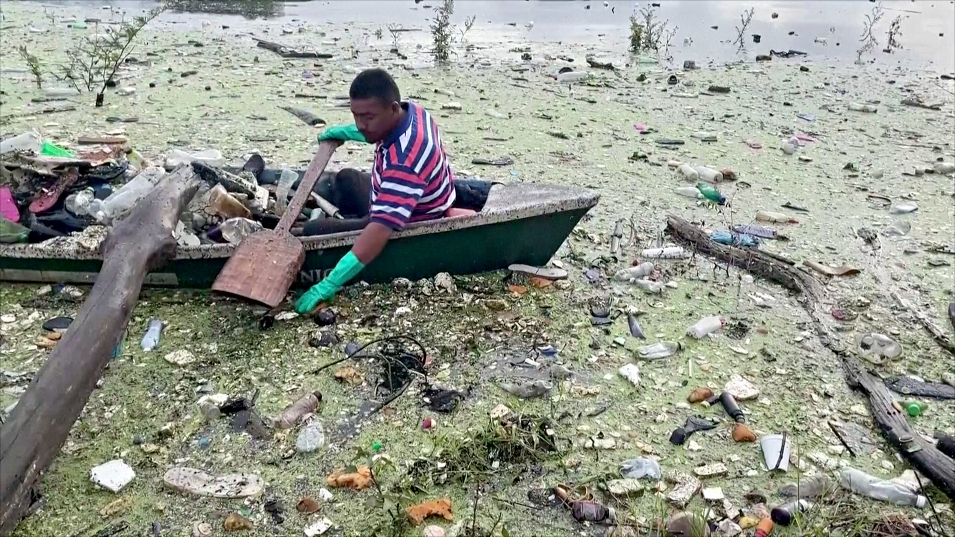 Крупнейшее пресноводное озеро Сальвадора утопает в мусоре