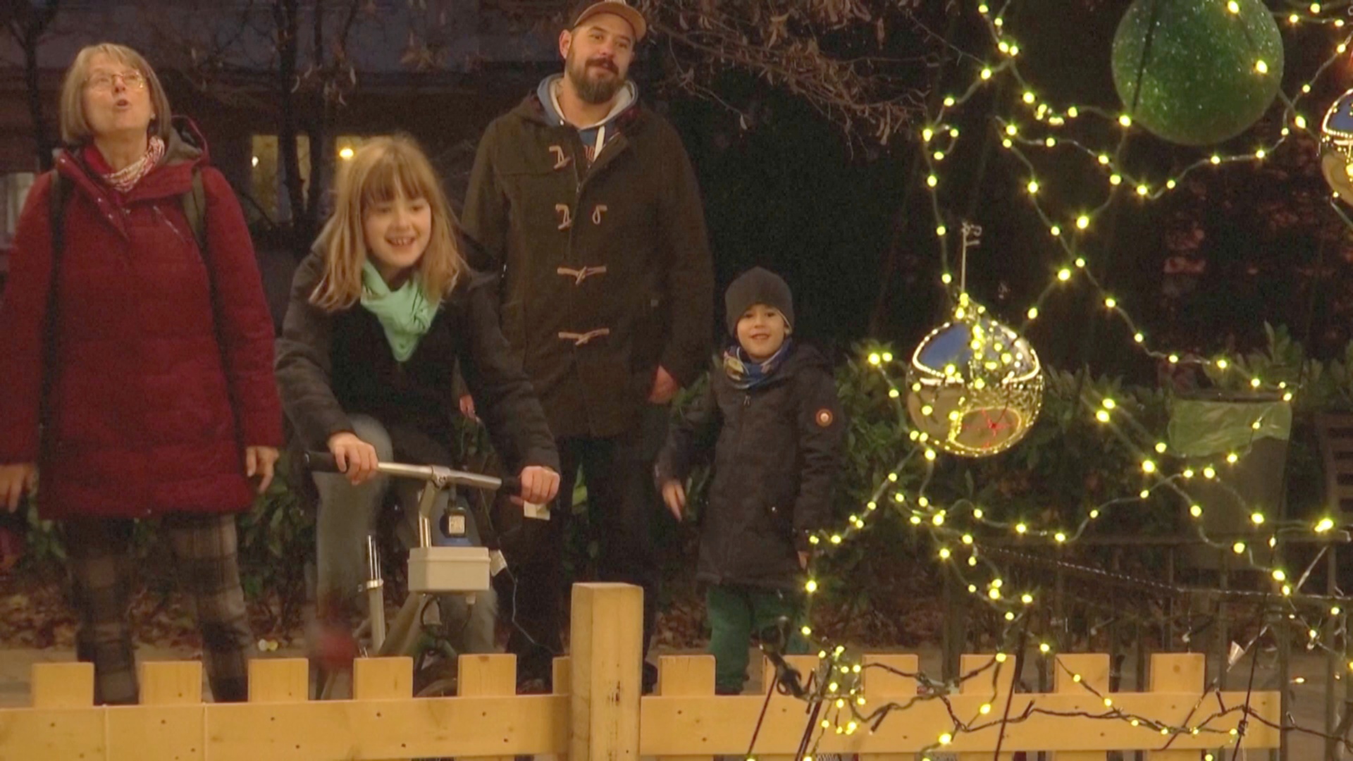Покрути педали и зажги ёлку: как подготовились к Рождеству в Будапеште