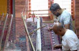 Индийские ткачи создают сари из окрашенных нитей, как 900 лет назад