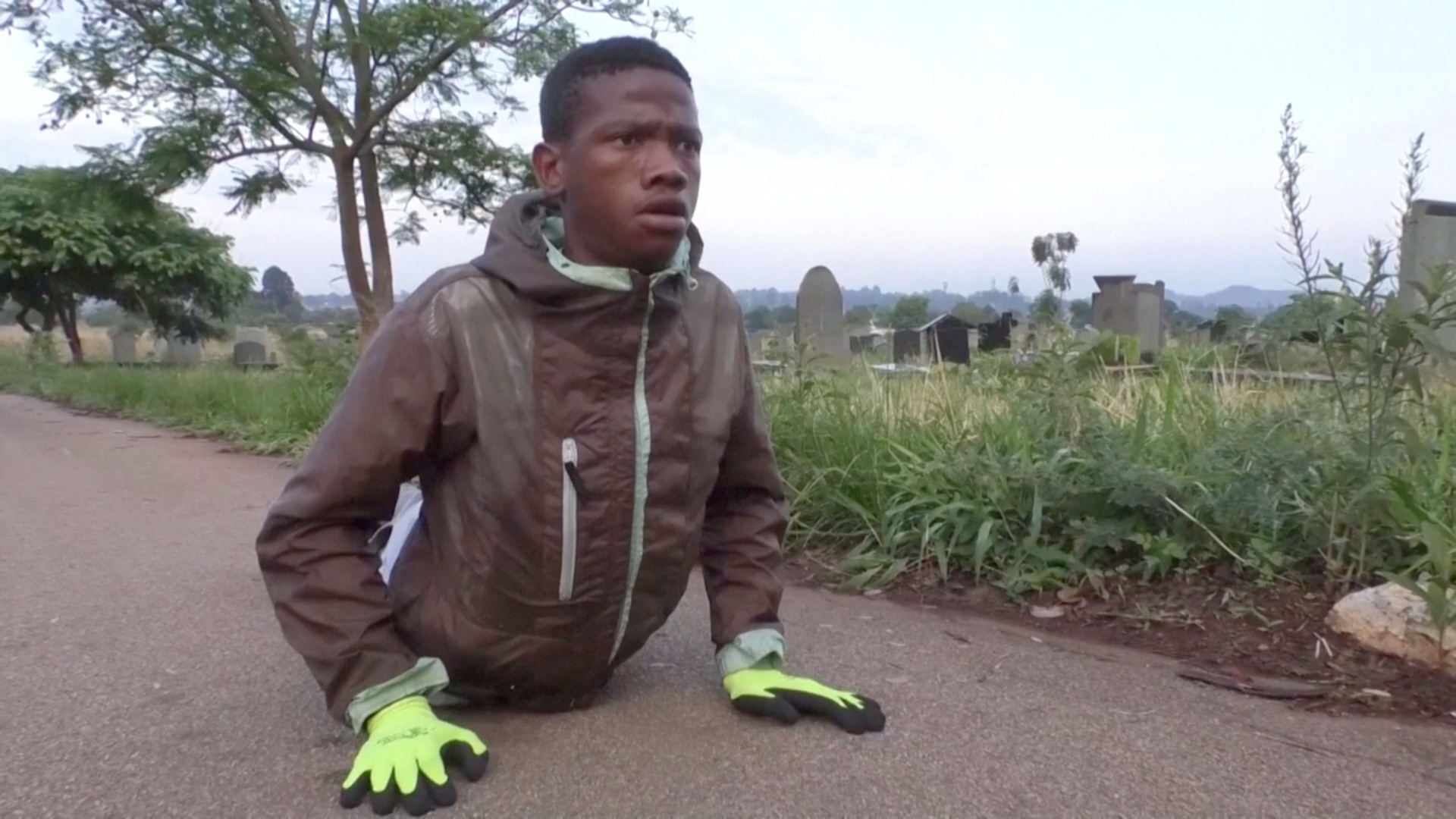 Зимбабвийцы занимаются спортом на кладбище