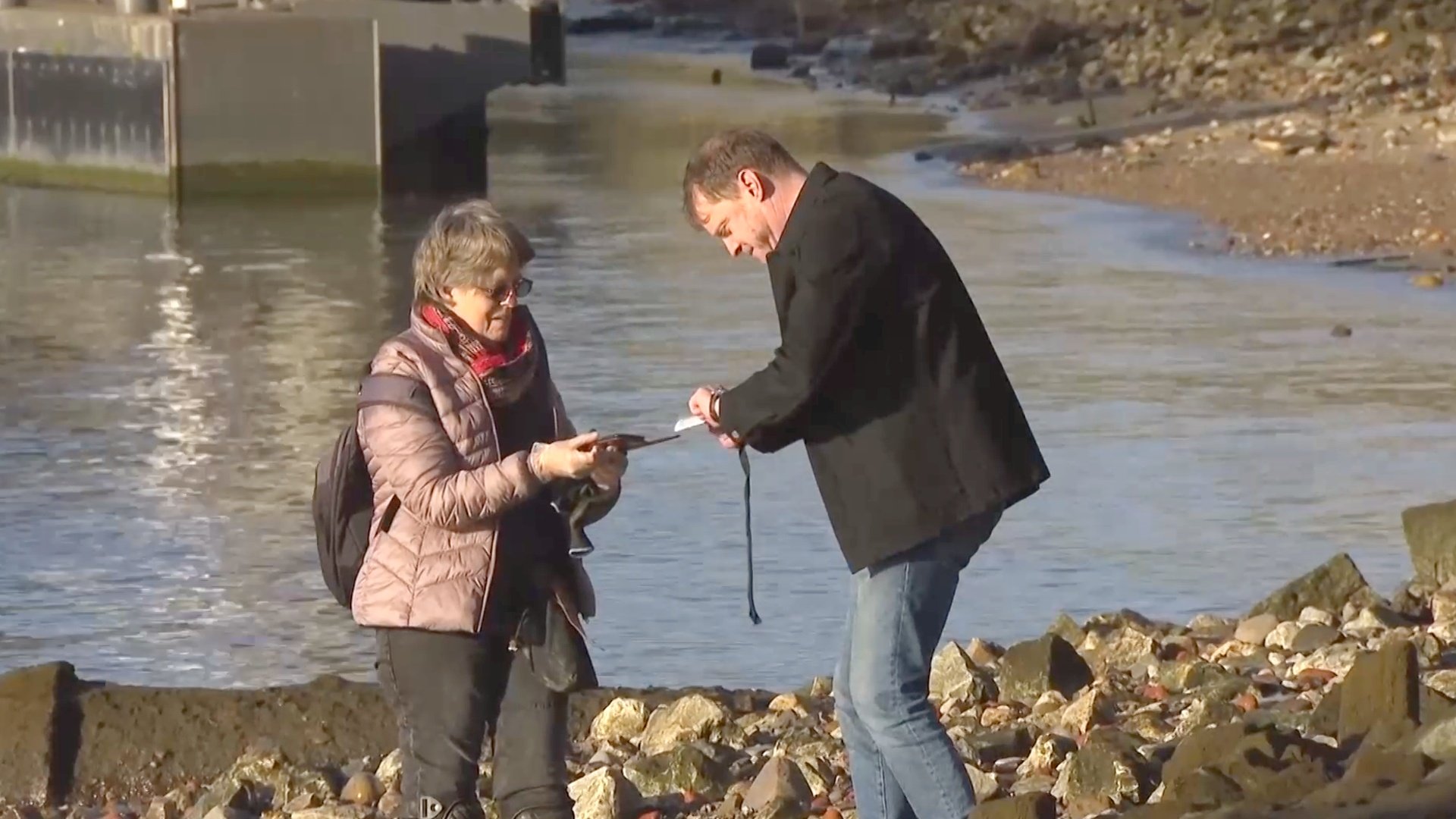 Тысячи британцев ищут сокровища на берегу Темзы