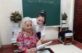 Вьетнамских бабушек бесплатно учат английскому языку