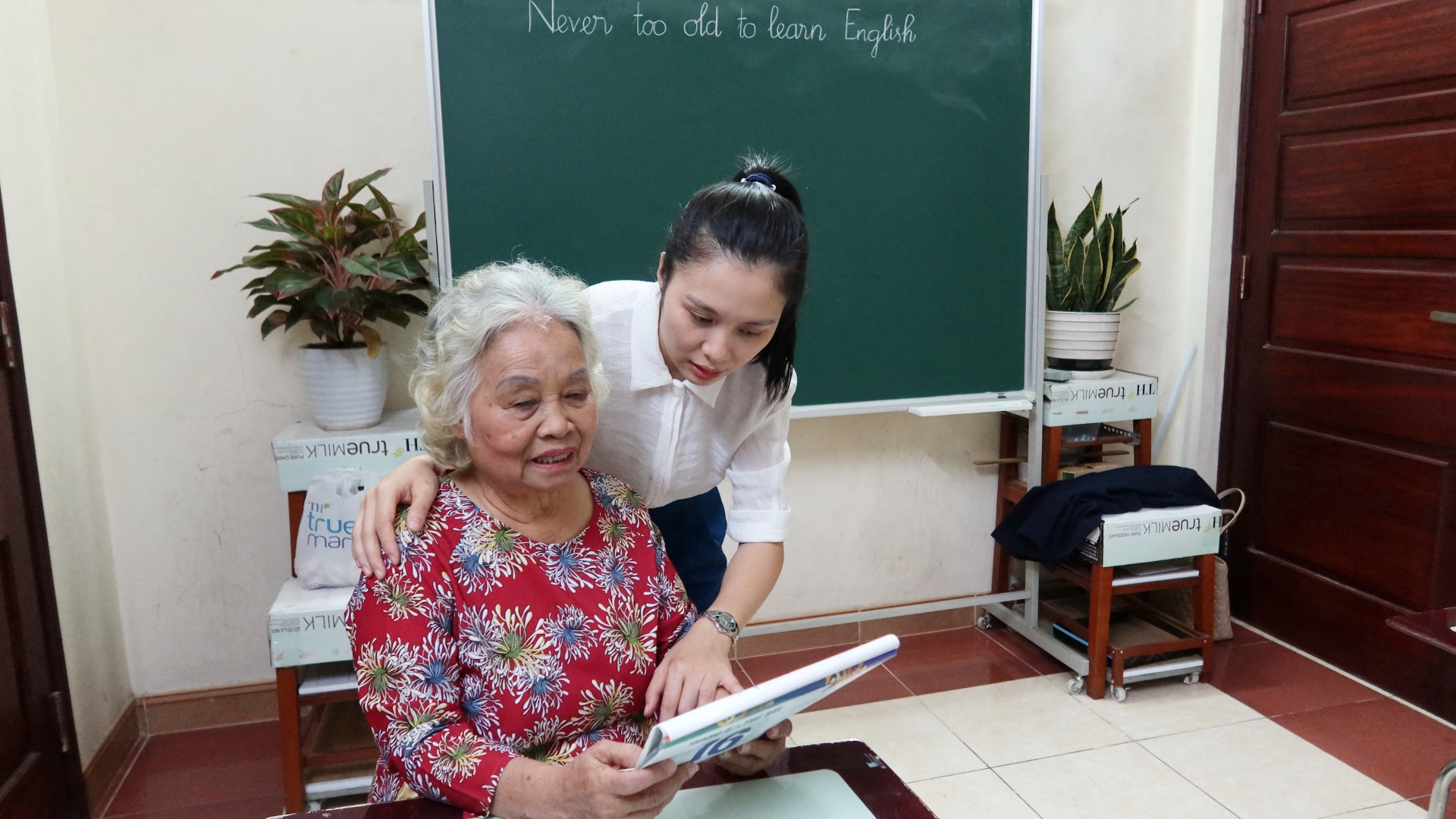 Вьетнамских бабушек бесплатно учат английскому языку