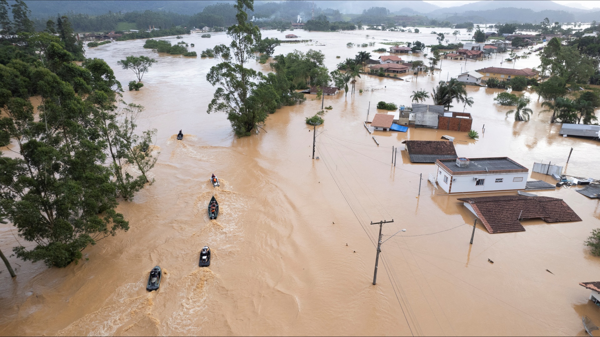 Реки вместо улиц и масштабные оползни: на юг Бразилии обрушились небывалые ливни