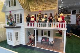 Магазин кукольных домиков в Нью-Йорке принарядился к Рождеству
