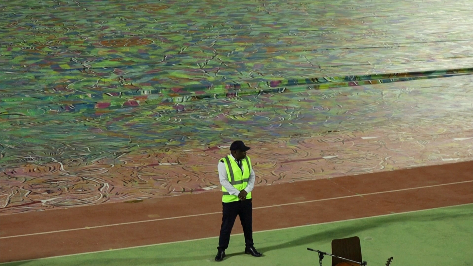 Вдохновил футбол: катарец нарисовал самую большую в мире картину на холсте