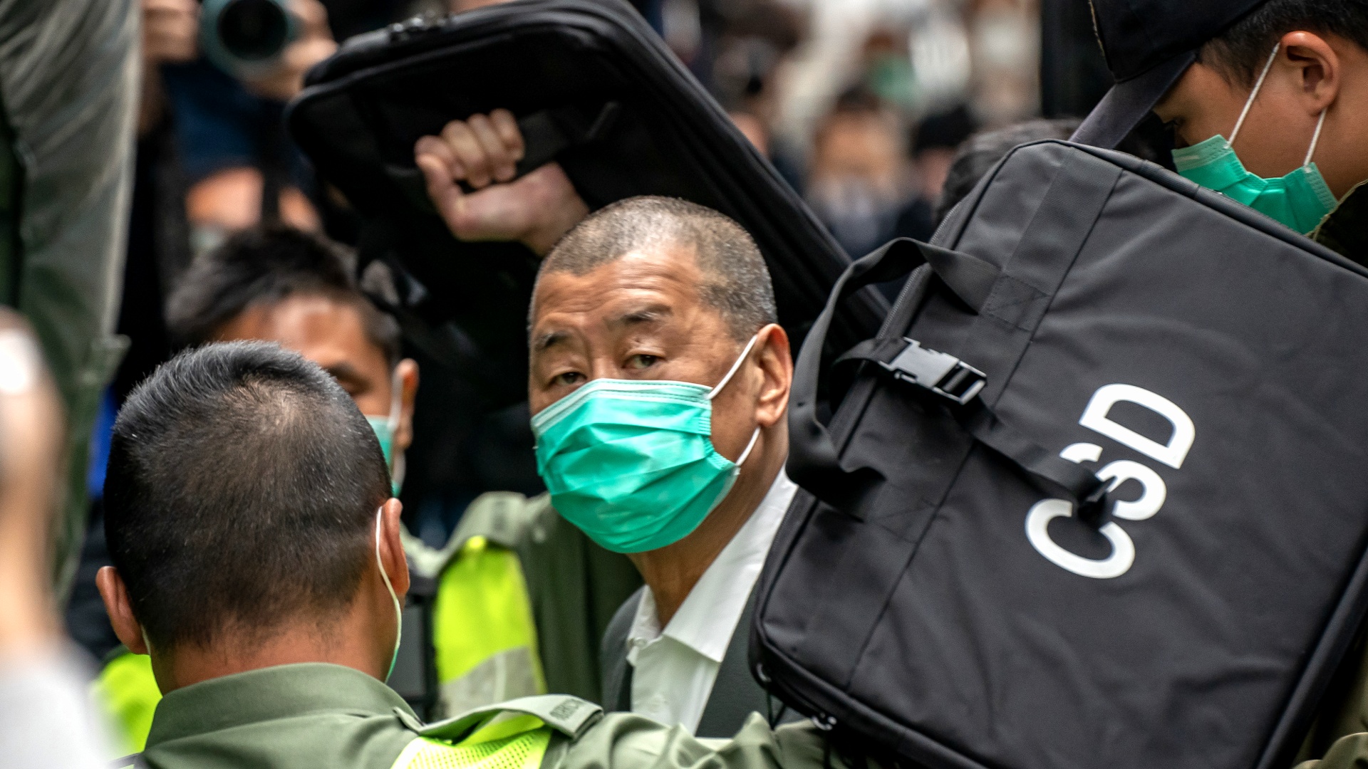 Оппозиционного медиамагната Гонконга приговорили почти к 6 годам тюрьмы