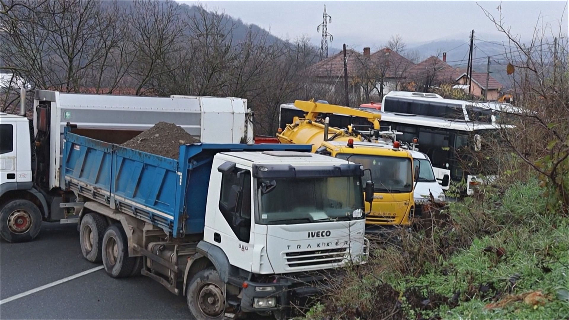 Дороги на севере Косова по-прежнему перекрыты грузовиками
