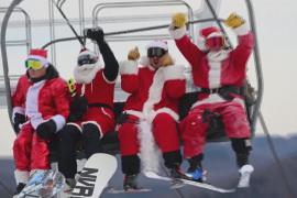 Сотни Санта-Клаусов пробежали кросс и спустились на лыжах с горы