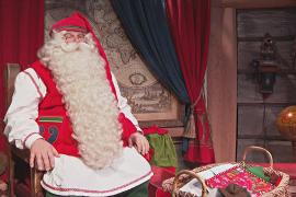 Санта-Клаус в своей деревне в Лапландии готовится к Рождеству и загадывает желание