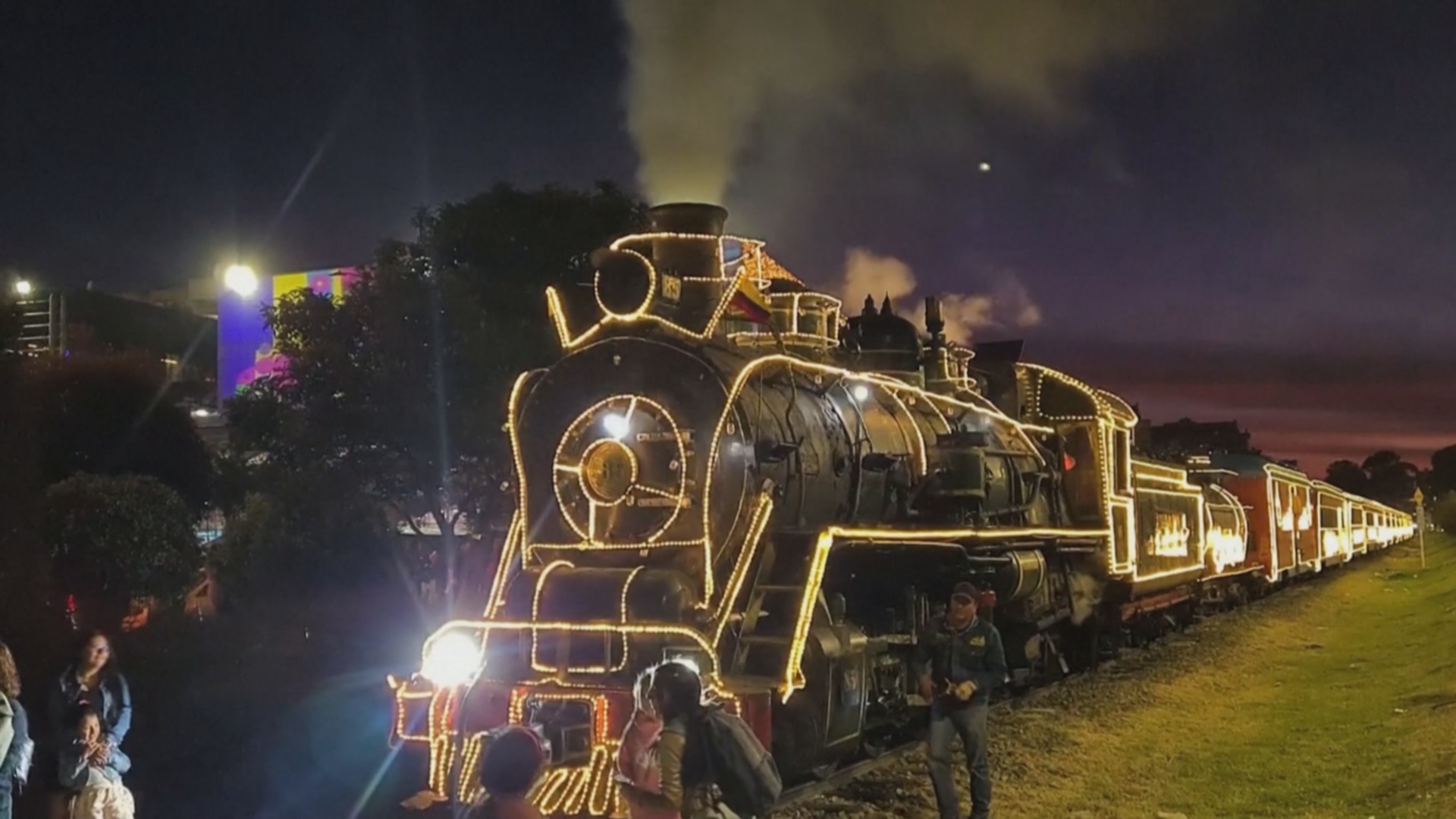 Рождественский поезд с паровозом пустили в столице Колумбии