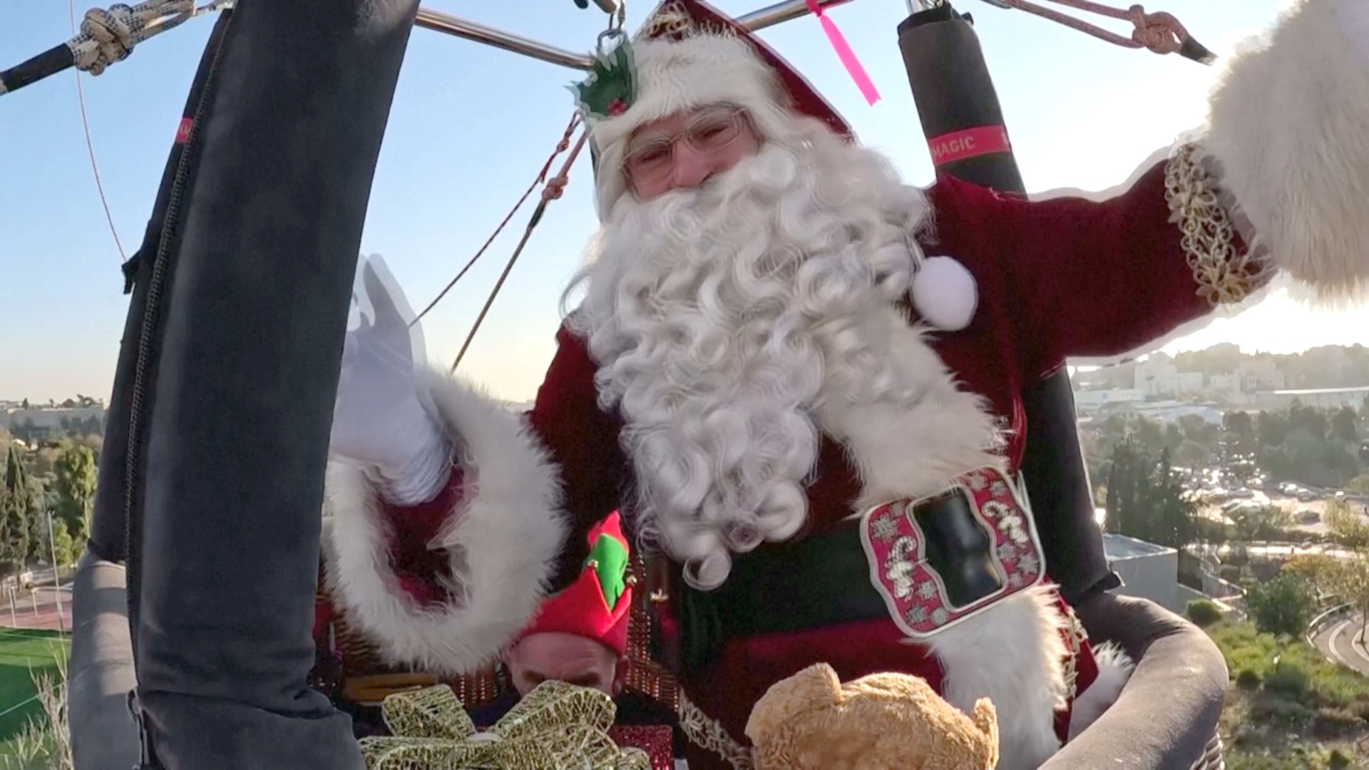 Санта-Клаус поднялся над Иерусалимом на воздушном шаре
