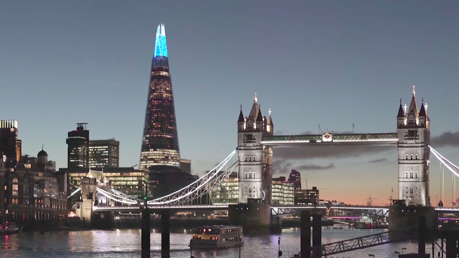 Самая высокая в Западной Европе световая инсталляция в честь Рождества горит в Лондоне