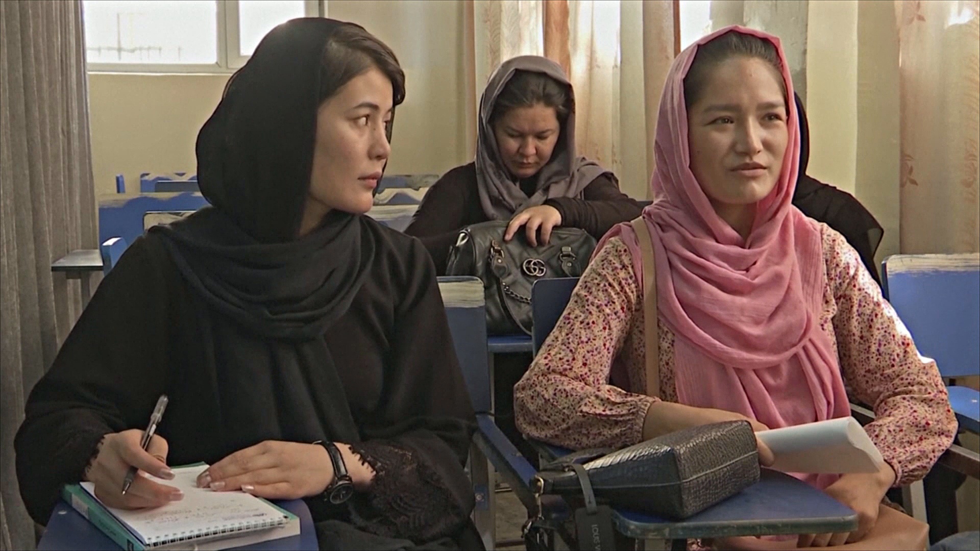 «Идите домой»: девушек больше не принимают в вузы Афганистана